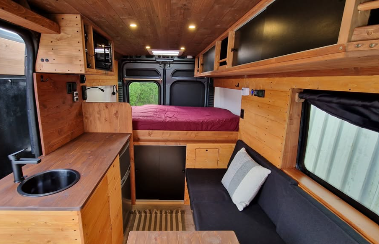 Woody campervan med varmt treinteriør og sittegruppe